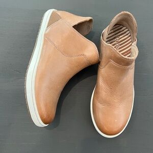 Taos Footwear Unity slip on Almond 6